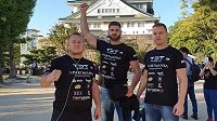 Trenér Jaroslav Hovězák (vlevo), Jiří Procházka a Martin Karaivanov (vpravo) v Japonsku. Trenér Jaroslav Hovězák (vlevo), Jiří Procházka a Martin Karaivanov (vpravo) v Japonsku.