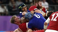 Zřejmě rozhodující moment čtvrtfinále mezi Walesem a Francií. Sebastien Vahaamahina fauloval loktem Aarona Wainwrighta a Francie měla po červené kartě rázem o jednoho muže na trávníku méně Zřejmě rozhodující moment čtvrtfinále mezi Walesem a Francií. Sebastien Vahaamahina fauloval loktem Aarona Wainwrighta a Francie měla po červené kartě rázem o jednoho muže na trávníku méně