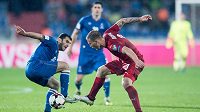 Český záložník Lukáš Droppa (vpravo) v souboji s Rahidem Amirgulijevem z Ázerbájdžánu. Český záložník Lukáš Droppa (vpravo) v souboji s Rahidem Amirgulijevem z Ázerbájdžánu.