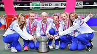 Vítězný český tým (zleva) Lucie Šafářová, Barbora Krejčíková, nehrající kapitán Petr Pála, Barbora Strýcová, Kateřina Siniaková a Petra Kvitová. Vítězný český tým (zleva) Lucie Šafářová, Barbora Krejčíková, nehrající kapitán Petr Pála, Barbora Strýcová, Kateřina Siniaková a Petra Kvitová.