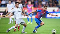 Michal Trávník (vlevo) ze Sparty Praha a Jan Kovařík z Viktorie Plzeň. Michal Trávník (vlevo) ze Sparty Praha a Jan Kovařík z Viktorie Plzeň.