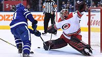 Gólman Petr Mrázek kryje střelu levého křídla Toronta Maple Leafs Johna Tavarese. Gólman Petr Mrázek kryje střelu levého křídla Toronta Maple Leafs Johna Tavarese.