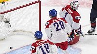 Gólman české dvacítky Lukáš Pařík inkasuje gól od Američanů, David Vitouch s Michaelem Krutilem jen bezmocně přihlížejí. Gólman české dvacítky Lukáš Pařík inkasuje gól od Američanů, David Vitouch s Michaelem Krutilem jen bezmocně přihlížejí.