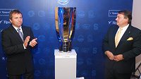 Ředitel extraligy Josef Řezníček (vlevo) a předseda Českého svazu ledního hokeje Tomáš Král odhalili Pohár T. G. Masaryka určený pro vítěze Tipsport extraligy. Ředitel extraligy Josef Řezníček (vlevo) a předseda Českého svazu ledního hokeje Tomáš Král odhalili Pohár T. G. Masaryka určený pro vítěze Tipsport extraligy.