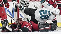 Brankár Caroliny Hurricanes Petr Mrázek zasahuje během utkání NHL proti San Jose Sharks Brankár Caroliny Hurricanes Petr Mrázek zasahuje během utkání NHL proti San Jose Sharks