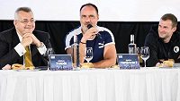 Jaroslav Tvrdík (vlevo), Jindřich Trpišovský a brankář Ondřej Kolář během besedy s fanoušky
