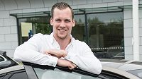 Radek Faksa se sponzorským autem, které v úterý obdržel v Průhonicích. Radek Faksa se sponzorským autem, které v úterý obdržel v Průhonicích.