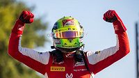 Mick Schumacher se raduje z triumfu v F2 na okruhu v Monze. Mick Schumacher se raduje z triumfu v F2 na okruhu v Monze.