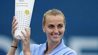 Petra Kvitová s vítěznou trofejí. Petra Kvitová s vítěznou trofejí.