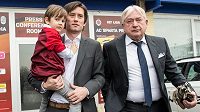 Tomáš Rosický se synem Tomášem a manažerem Pavlem Paskou odchází z tiskové konference, kde oznámil konec kariéry. Tomáš Rosický se synem Tomášem a manažerem Pavlem Paskou odchází z tiskové konference, kde oznámil konec kariéry.