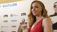 Markéta Davidová s cenou za vítězství v anketě o nejlepšího biatlonistu sezony. Markéta Davidová s cenou za vítězství v anketě o nejlepšího biatlonistu sezony.