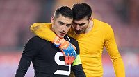 Sparťan Nicolae Stanciu zahodil penaltu, utěšuje ho spoluhráč a krajan Florin Nita. Sparťan Nicolae Stanciu zahodil penaltu, utěšuje ho spoluhráč a krajan Florin Nita.