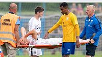 Faulující Michael Azillinon z Benešova utěšuje sparťana Uroše Radakoviče, který opouští hřiště na nosítkách. Faulující Michael Azillinon z Benešova utěšuje sparťana Uroše Radakoviče, který opouští hřiště na nosítkách.