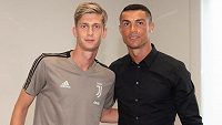Český mladík Roman Macek a jeho nový parťák v Juventusu - slavný Cristiano Ronaldo. Český mladík Roman Macek a jeho nový parťák v Juventusu - slavný Cristiano Ronaldo.