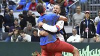 Zloba je zapomenuta. Čeští tenisté (zleva) Jiří Veselý a Lukáš Rosol se radují z postupu do finálového turnaje Davis Cupu.. Zloba je zapomenuta. Čeští tenisté (zleva) Jiří Veselý a Lukáš Rosol se radují z postupu do finálového turnaje Davis Cupu..
