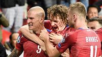 Fotbalisté české reprezentace oslavují vítězný gól Zdeňka Ondráška (číslo 9) na 2:1 během utkání s Anglií. Fotbalisté české reprezentace oslavují vítězný gól Zdeňka Ondráška (číslo 9) na 2:1 během utkání s Anglií.