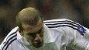 Klíčový souboj úvodního semifinále Ligy mistrů: Zidane vs Nedvěd.