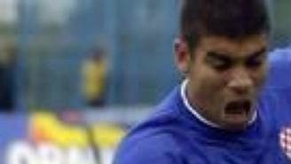 Fotbalistu Dinama Záhřeb Eduarda da Silvu (v modrém) právě fauluje Zoltán Molnar z MTK Budapešť v zápase 1. kola Poháru UEFA