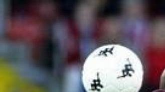 Fotbalista Kaiserslauternu Bill Tchato (vlevo) zpracovává míč před Pavlem Verbířem z Teplic během 1. kola Poháru UEFA