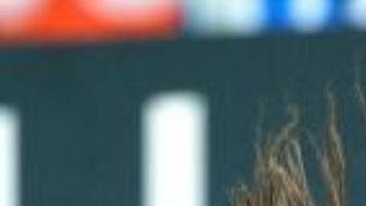 Sedmnáctiletá Allyson Felixová z USA na startu rozběhu sprintu na 200 metrů.