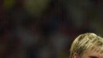 Eidur Gudjohnsen (vlevo) se spoluhráči z celku Chelsea Juanem Sebastianem Veronem a Mikaelem Forssellem v utkání třetího předkola fotbalové Ligy mistrů proti Žilině.