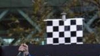 Nor Petter Solberg spolu se spolujezdcem Danielem Elenou slaví na kapotě svého subaru vítězství v Australské rallye.