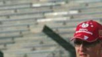 Michael Schumacher se v areálu okruhu v japonské Suzuce pohybuje pomocí motorové koloběžky.