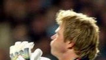 Brankář Bayernu Mnichov Oliver Kahn (vlevo) likviduje šanci Henrika Larssona z Celtiku Glasgow.