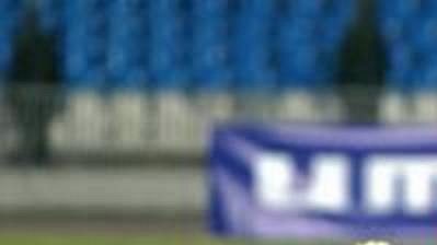 Senegalský obránce Spartaku Moskva Baye Kebe (vpravo) obírá o míč Tommyho Bechmanna z dánského Esbjergu v zápase 1. kola Poháru UEFA