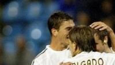 Fotbalisté Realu Madrid oslavují branku Helguery v zápase 2. kola Ligy mistrů s portugalským FC Porto