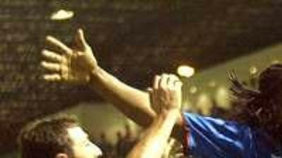 Obránce skotského celku Glasgow Rangers Emerson (uprostřed) oslavuje svou branku proti Panathinaikosu v zápase 2. kola Ligy mistrů