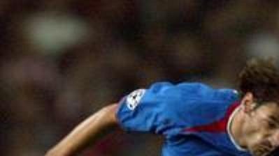 O míč bojují Alexandr Hleb (vpravo) ze Stuttgartu a fotbalista Glasgow Rangers Paolo Vanoli
