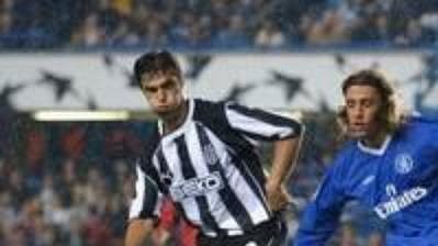 Útočník Hernán Crespo (uprostřed) by měl na podzim znovu obléknout dres anglické Chelsea.