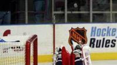 Pozdě... Gólman NY Rangers Mike Dunham (vlevo) se marně vrhá po puku přes ležícího beka Kasparaitise. Vpravo oslavuje branku Alexej Ponikarovskij z Toronta.