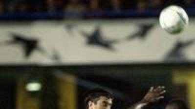 Útočník tureckého Besiktasu Daniel Gabriel Pancu (vlevo) bojuje o míč s obráncem Chelsea Marcelem Desaillym v zápase 2. kola Ligy mistrů