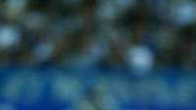 Fotbalista Partizanu Bělehrad Taribo West (vpravo) bojuje o míč se Stevem Marletem z Olympique Marseille v zápase 2. kola Ligy mistrů