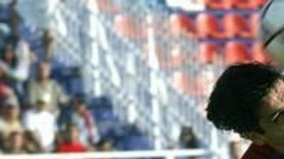 Panagiotis Giannopoulos z Panioniosu Atény (vpravo) vyhrává hlavičkový souboj před Andersem Aldingem z dánského Nordsjällandu v zápase 1. kola Poháru UEFA