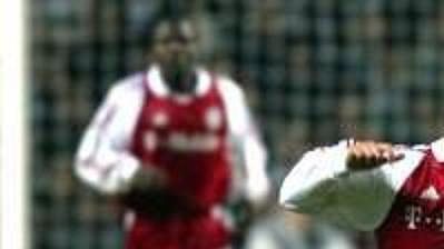 Jackie McNamara z Celtiku Glasgow (vlevo) kosí Michaela Ballacka z mnichovského Bayernu.