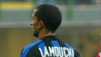 Fredrik Ljungberg z Arsenalu (vpravo) oslavuje gól v síti Interu Milán. Vzadu smutný Sabri Lamouchi, Inter doma prohrál 1:5.