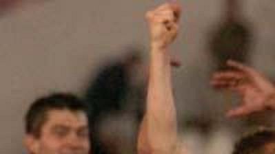 Kapitán Slavie Stanislav Vlček oslavuje se spoluhráči výhru nad Spartou.