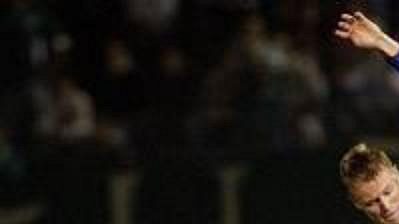 Fotbalista skotského Glasgow Rangers Michael Ball (uprostřed) "žádá o volenku" hráče Panathinaikosu Jana Michaelsena v zápase 2. kola Ligy mistrů
