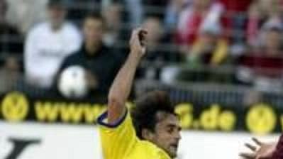 Tomáš Hunal z FK Teplice (vlevo) marně stíhá internacionála Miroslava Kloseho z Kaiserslauternu během zápasu 1. kola Poháru UEFA