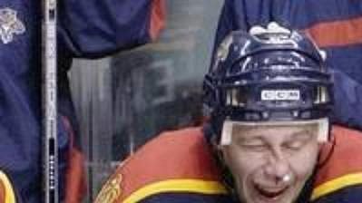 Obránce Floridy Panthers Lyle Odelein ošetřován lékařem týmu v zápase s Carolinou, kdy jej trefil puk do obličeje