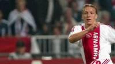 Wesley Sonck z Ajaxu Amsterdam (vlevo) obchází brankáře FC Bruggy Tomislava Butinu a střílí první gól v zápase 2. kola Ligy mistrů