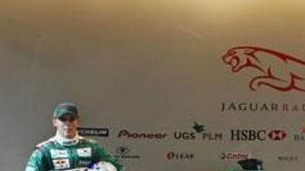 Stáj Jaguar odhalila ve španělské Barceloně monopost pro nadcházející sezónu formule 1 s označením R5. Vlevo Rakušan Klien, vpravo Australan Webber.