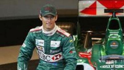 Stáj Jaguar odhalila ve španělské Barceloně monopost pro nadcházející sezónu formule 1 s označením R5. Vlevo Australan Webber, vpravo Rakušan Klien.