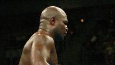Evander Holyfield (vpravo) v Las Vegas těsně před tím, než ho v 9. kole poslal k zemi James Toney.