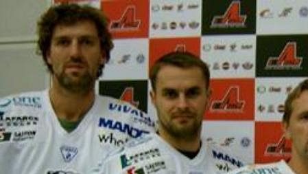 Čeští hokejisté ve službách Anyang Halla. Zleva Jaroslav Nedvěd, Daniel Seman, Patrik Martinec a Zdeněk Nedvěd.