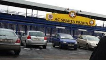 Mauro Lustrinelli před stadionem Sparty.