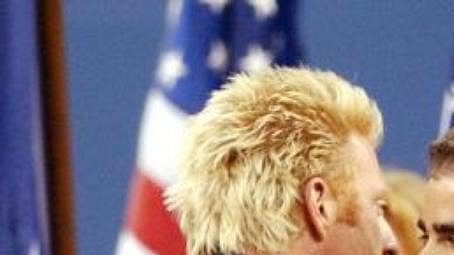 Odcházejícího Samprase přišel pozdravit jiný legendární tenista Boris Becker.